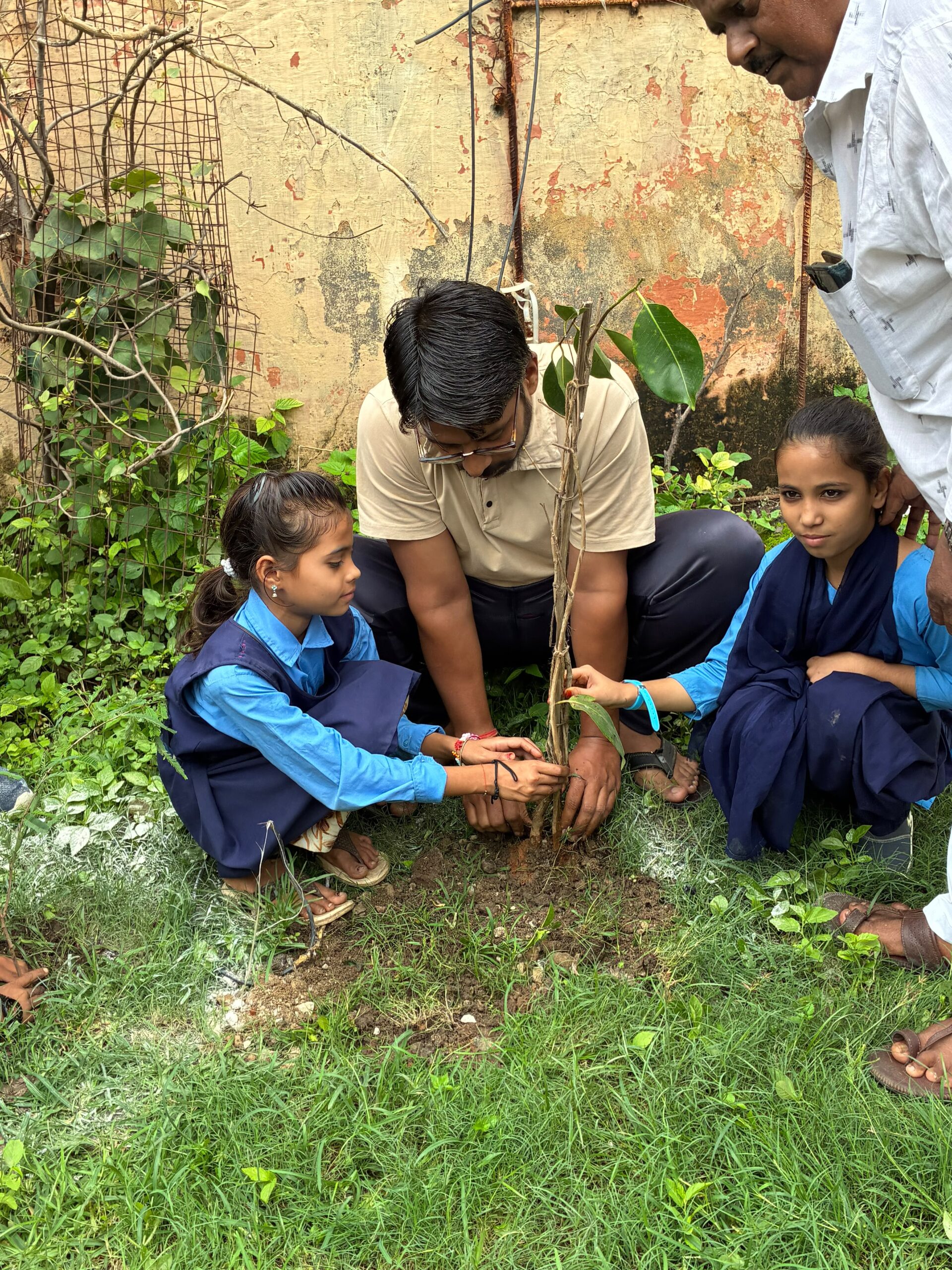 शा. ब्रजेशिया स्कूल में माताओं की स्मृति में लगाए पौधे