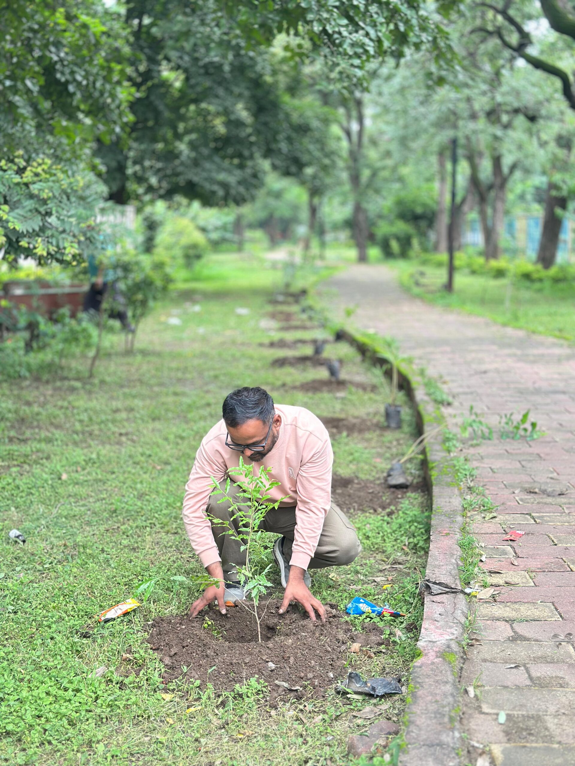कजलियों के हरित पर्व पर नूतन कॉलेज के सामने लगाए 131 पौधे